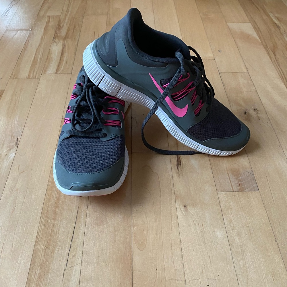 NIKE FREE RN DARK GREY AND PINK SNEAKERS